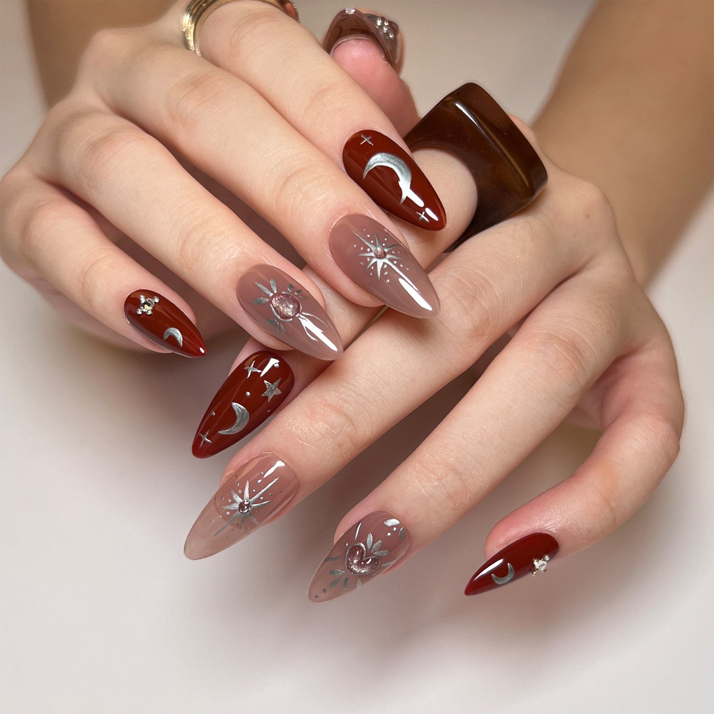 Carnet Red Starry Tales| Medium Almond Manicure | Press On Nails N767